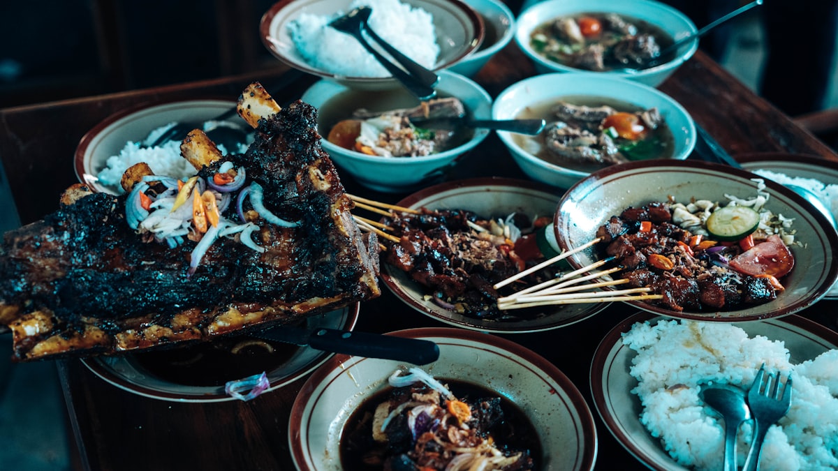 Keluarga menikmati makanan sehat bersama